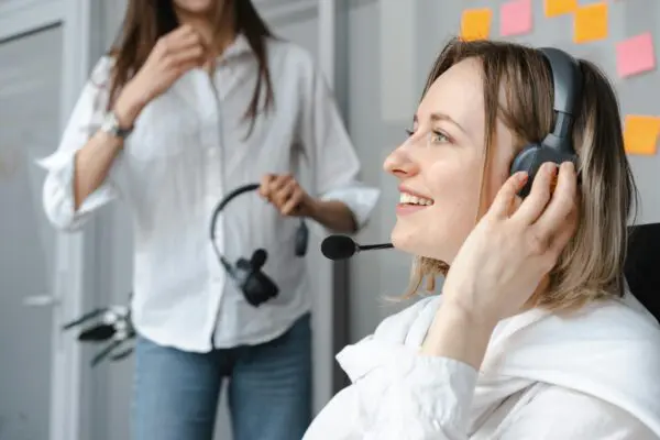 Kvinne som jobber i kundesenter som prater i headset